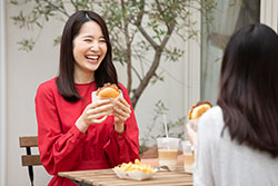 食事の際は矯正装置を外しましょう